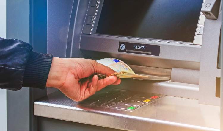 Các bước rút tiền mặt từ thẻ tín dụng với máy ATM