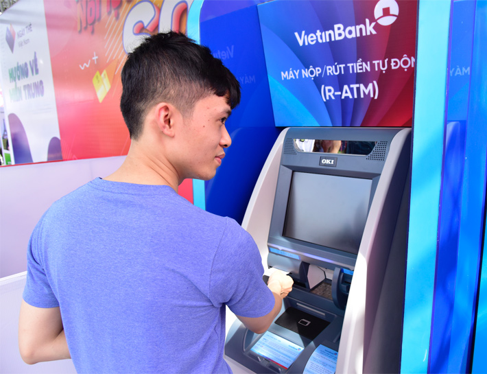 Hướng dẫn cách rút tiền thẻ tín dụng Vietinbank tại máy ATM